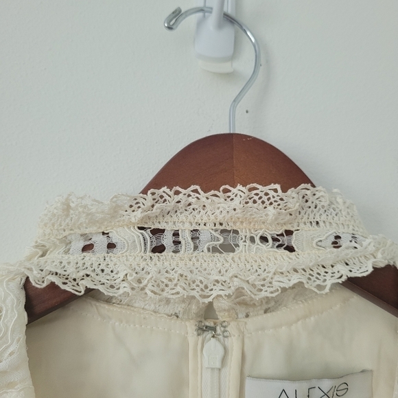 Alexis Waverly Lace Blouse Long Sleeve in Ivory Size Medium - Picture 10 of 16